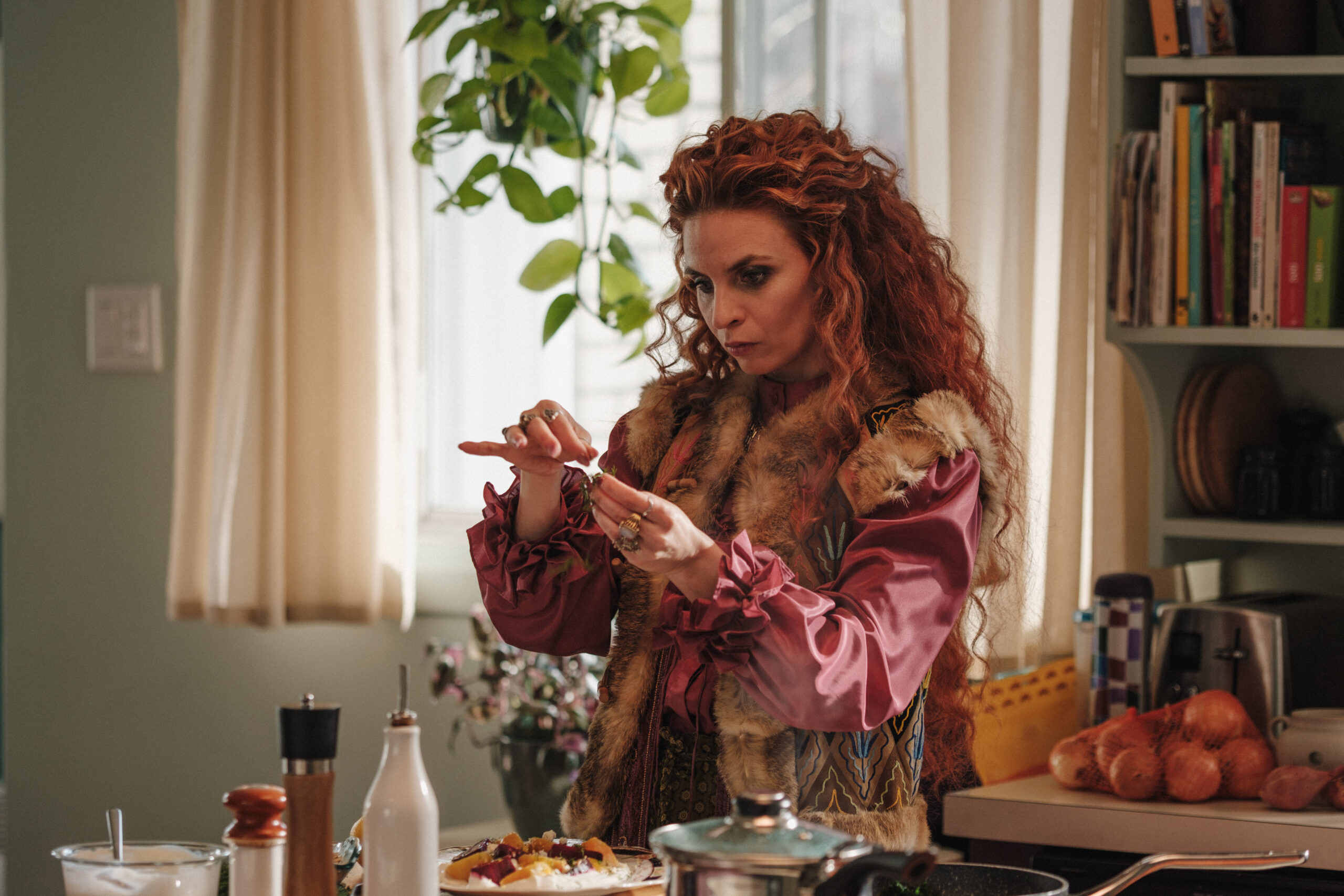 MA BELLE-MÈRE EST UNE SORCIÈRE de Joëlle Desjardins Paquette Canada (Québec). 2025. 80 min. (G) Avec Juliette Aubé, Marilyn Castonguay, Pierre-Yves Cardinal.