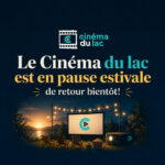 Une affiche graphique pour le Cinéma du lac avec le texte : 'Le Cinéma du lac est en pause estivale — de retour bientôt! —'. Visuel d'un cinéma en plein air idyllique au coucher du soleil au bord d'un lac.