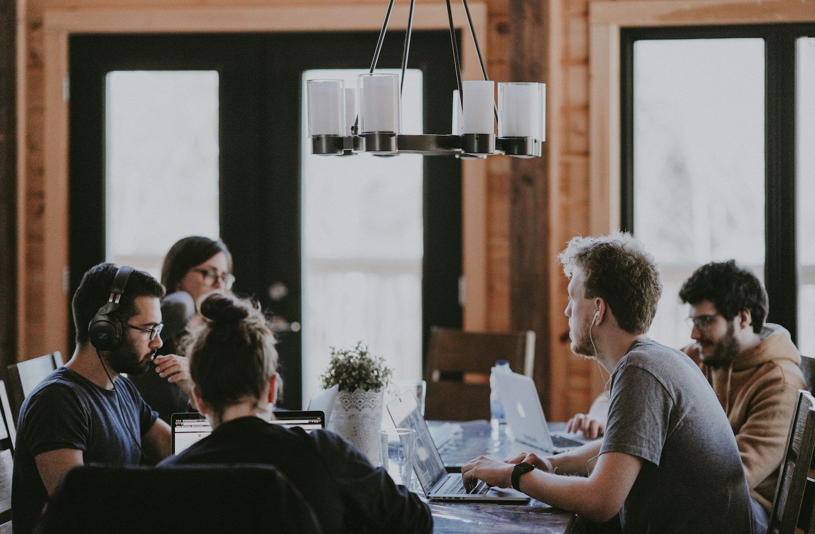 Groupe de personnes réunies autour d’une table pour échanger et travailler ensemble